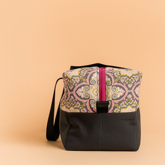 Luxury Handmade Insulated Lunch Bag – Elegant Fabric Design with Hot Pink Zipper - Picture 3 of 6